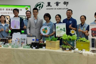 Agricultural recycling technology unveiled: fallen leaves and vegetable waste turned into compost, prunings become green commodities