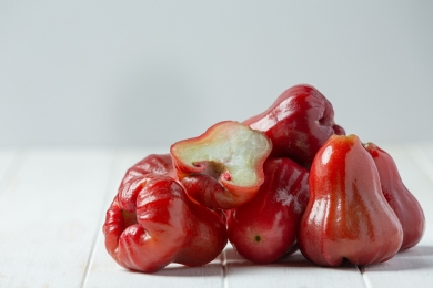 Farmer grows record-breaking wax apples in Pingtung
